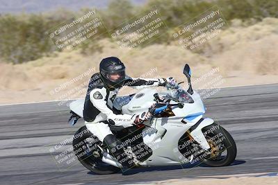 media/Dec-01-2025-Moto Forza (Mon) [[2daa91e15f]]/3-Beginner Group/Session 4 Turn 9/